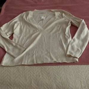 Nice NWT Taylor sweater size XL